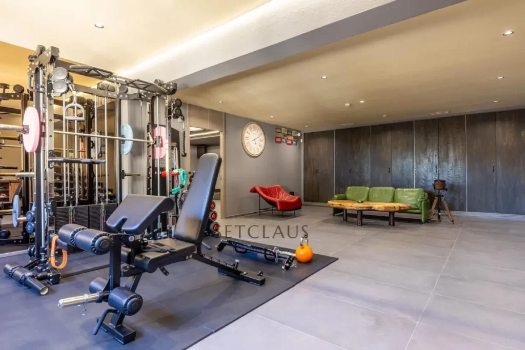 Sala de gimnasio en vivienda de lujo en el Maresme, propiedad en venta gestionada por Set Claus, inmobiliaria premium con casas exclusivas y espacios de alto nivel.