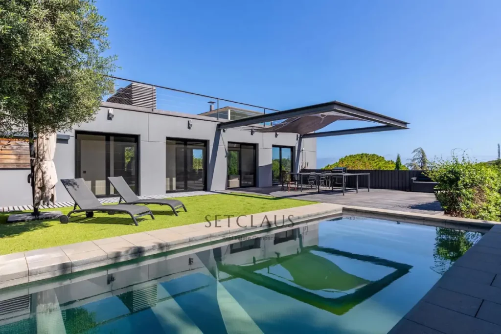 Casa de lujo en venta en el Maresme con piscina privada y arquitectura moderna, gestionada por Set Claus, inmobiliaria de lujo especializada en propiedades exclusivas.