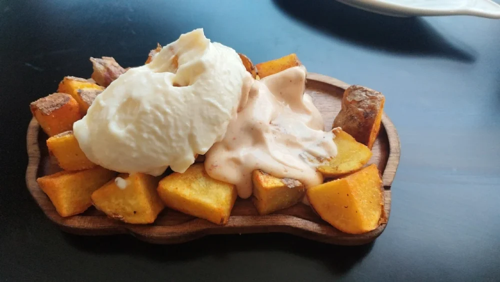 Patatas bravas de La Palma Gastrobar en Teià con salsa brava casera y alioli cremoso