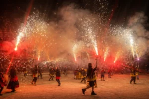 Correfoc en la Festa Major de Premià de Dalt con diables y fuegos artificiales iluminando la noche