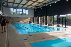 Piscina municipal cubierta de Cabrils en el Maresme con carriles de natación y luz natural