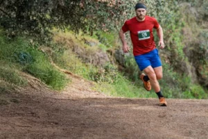Corredor participando en el Trail del Senglar en Cabrils por senderos de montaña del Maresme